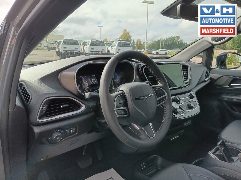 Used 2025 Chrysler Pacifica Select FWD image 10