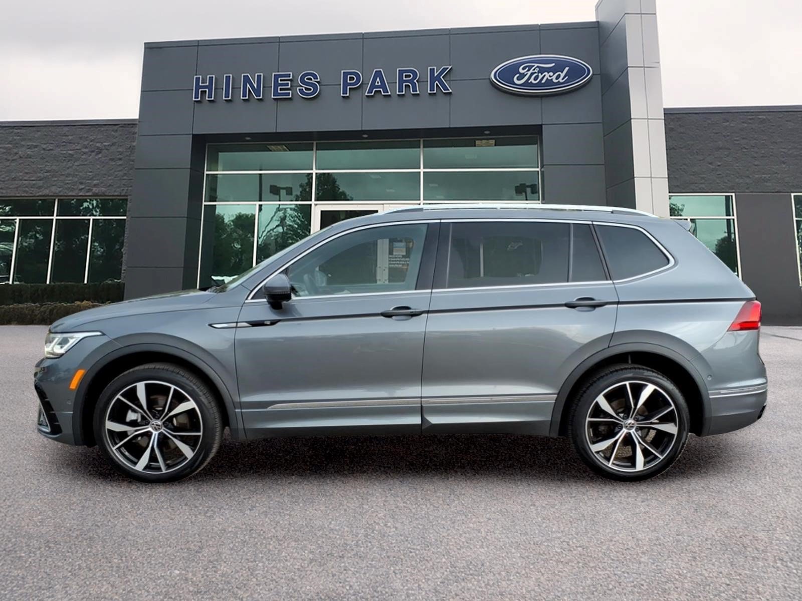 Used 2024 Volkswagen Tiguan SEL R-Line AWD/4WD image 4
