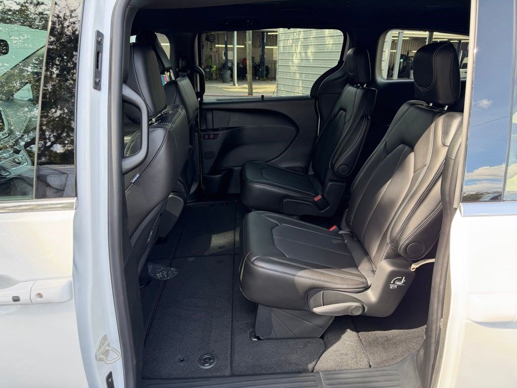 New 2026 Chrysler Pacifica Select FWD image 28