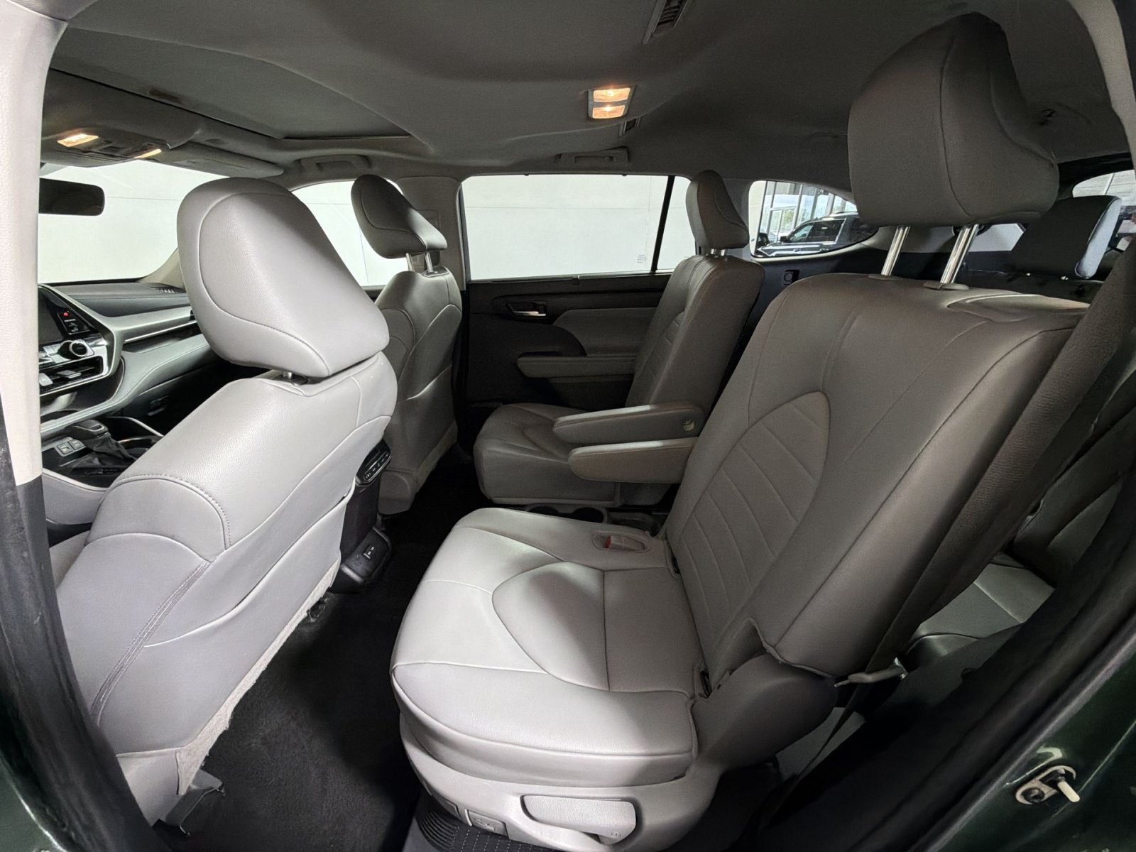 Used 2024 Toyota Highlander XLE AWD/4WD image 25