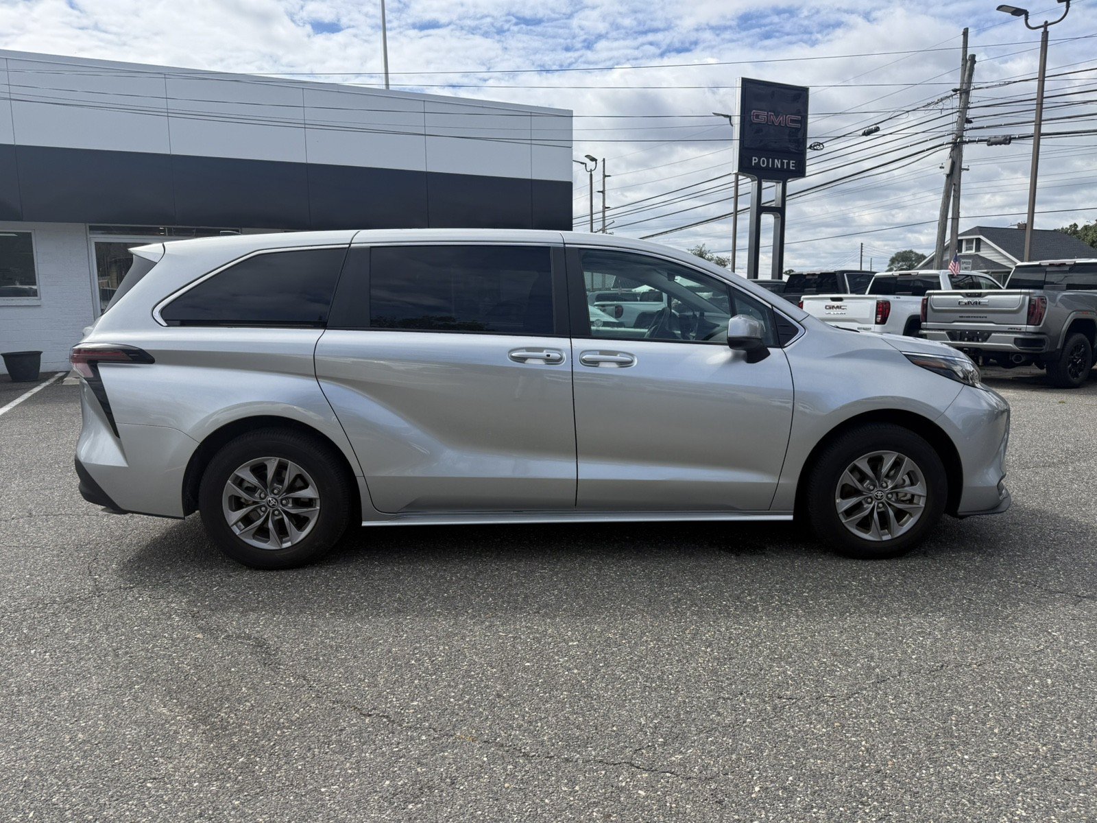 Used 2025 Toyota Sienna LE FWD image 2