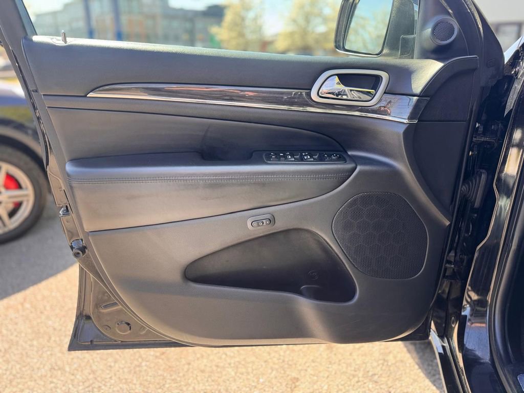 Used 2018 Jeep Grand Cherokee Overland AWD/4WD image 13