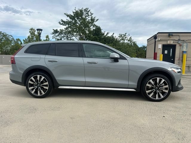 Certified 2024 Volvo V60 B5 Cross Country Ultimate w/ Protection Package Premier AWD/4WD image 10