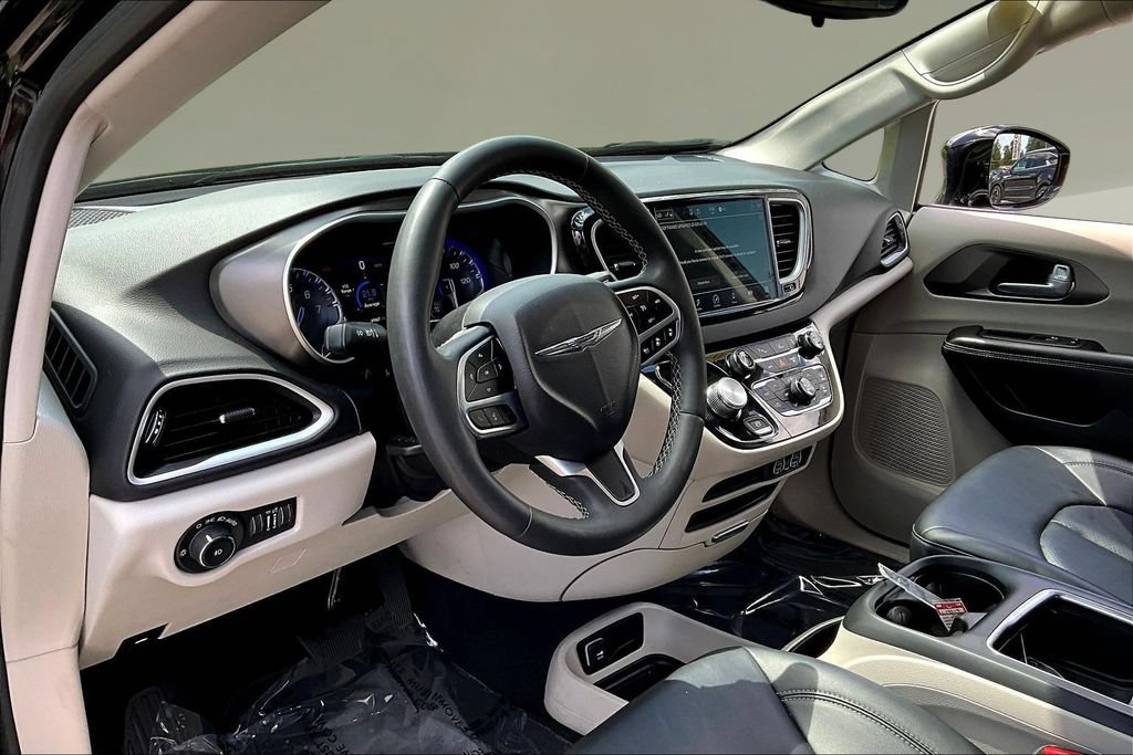 Used 2024 Chrysler Pacifica Touring-L FWD image 15