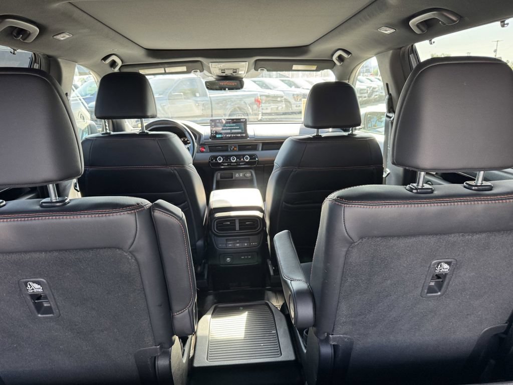 Used 2025 Honda Pilot TrailSport image 13