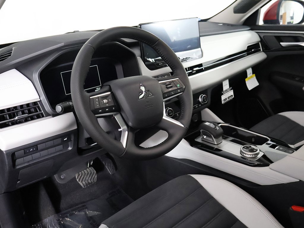 New 2025 Mitsubishi Outlander SE image 30