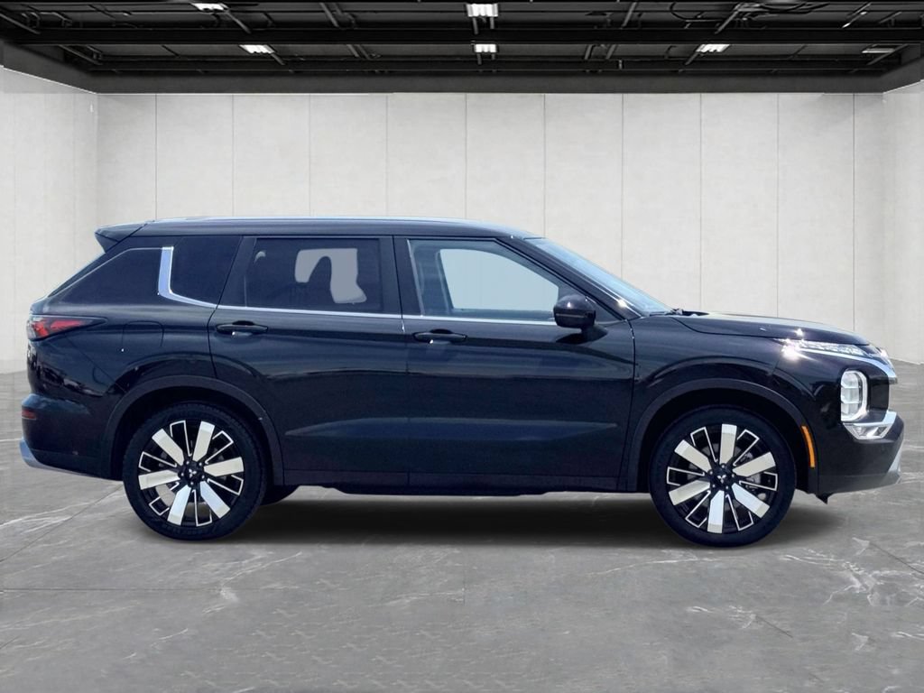Used 2025 Mitsubishi Outlander SE FWD image 3