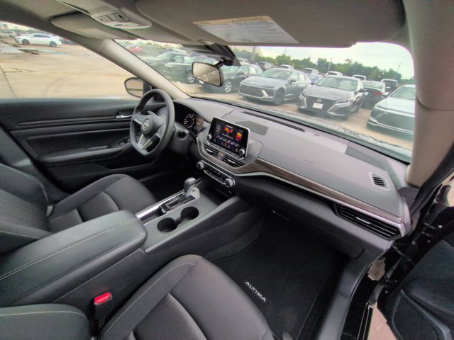 Used 2025 Nissan Altima 2.5 SV FWD image 31