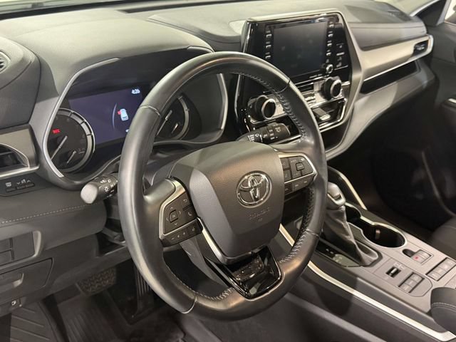 Used 2021 Toyota Highlander XLE AWD/4WD image 4