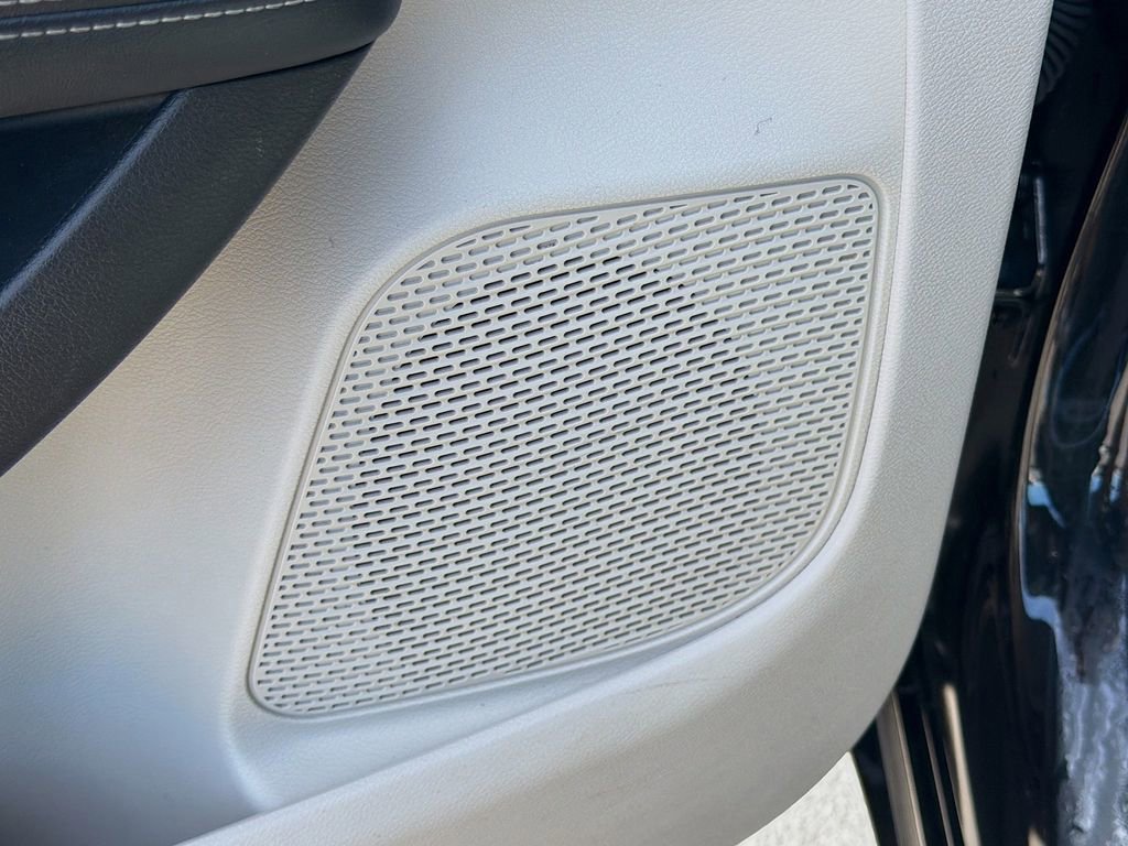 Used 2023 Chrysler Pacifica Limited image 25