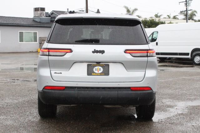 Used 2024 Jeep Grand Cherokee L Laredo image 4