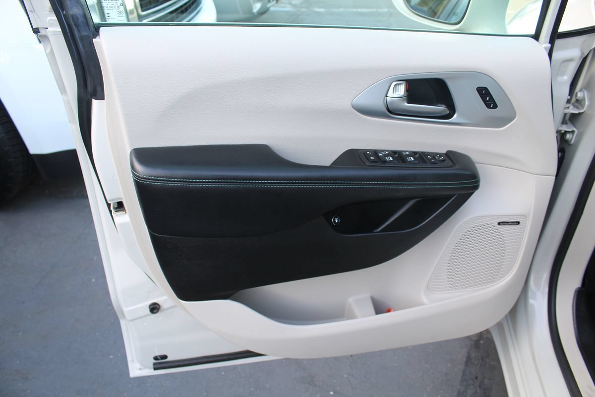 Used 2020 Chrysler Pacifica Limited w/ Advanced Safetytec Group FWD image 14