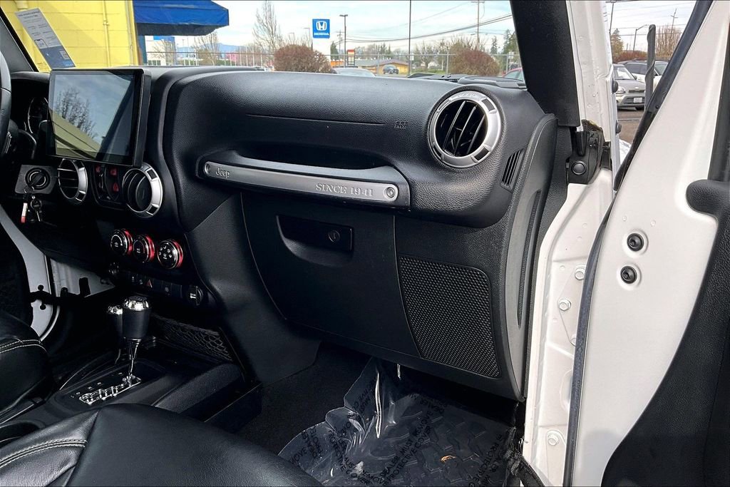Used 2015 Jeep Wrangler Unlimited Sahara w/ Connectivity Group image 19
