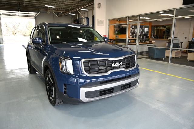 Used 2023 Kia Telluride S w/ S Sunroof Package image 3