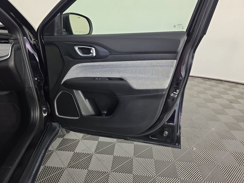 Used 2026 Jeep Compass Latitude AWD/4WD image 32
