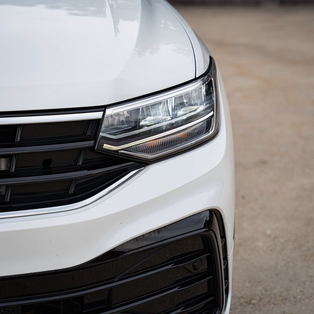 Certified 2023 Volkswagen Tiguan SE R-Line AWD/4WD image 3