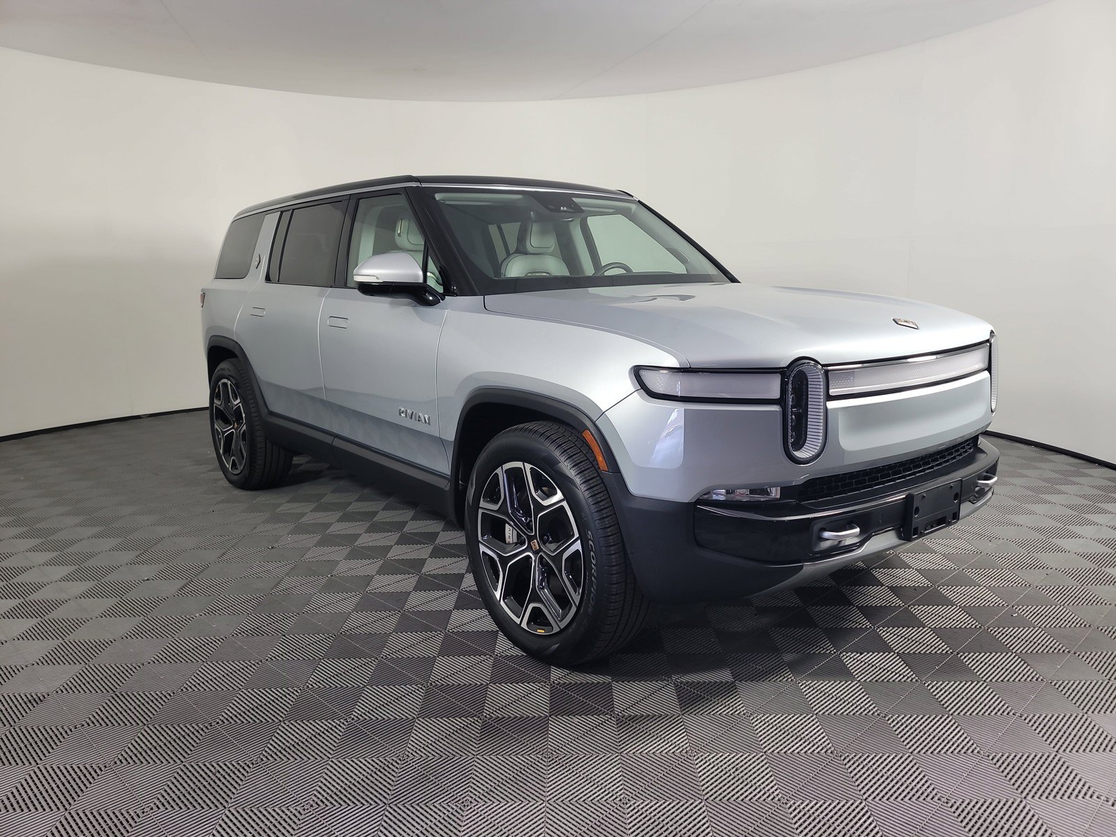 Used 2024 Rivian R1S Adventure AWD/4WD image 7