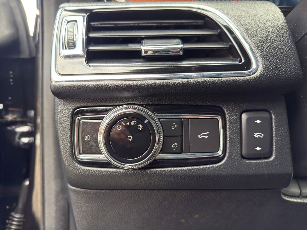 Used 2019 Lincoln Navigator Reserve image 16