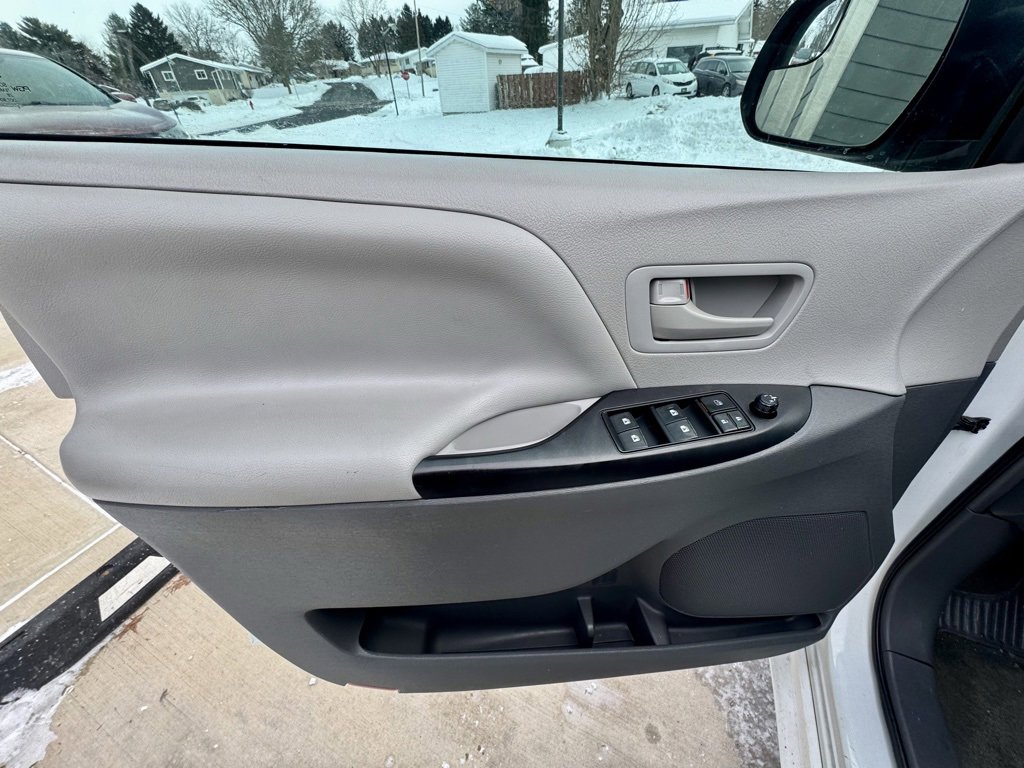 Used 2017 Toyota Sienna L image 21