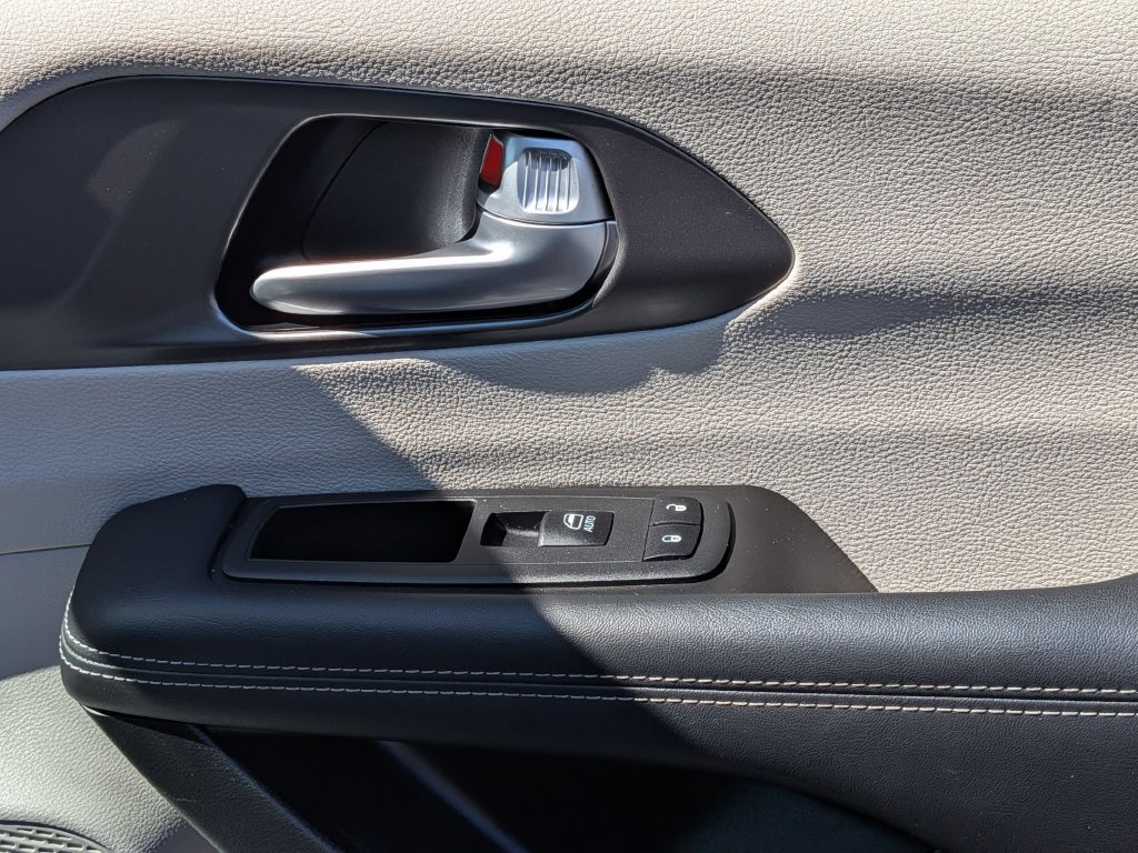 Used 2024 Chrysler Pacifica Touring-L FWD image 31