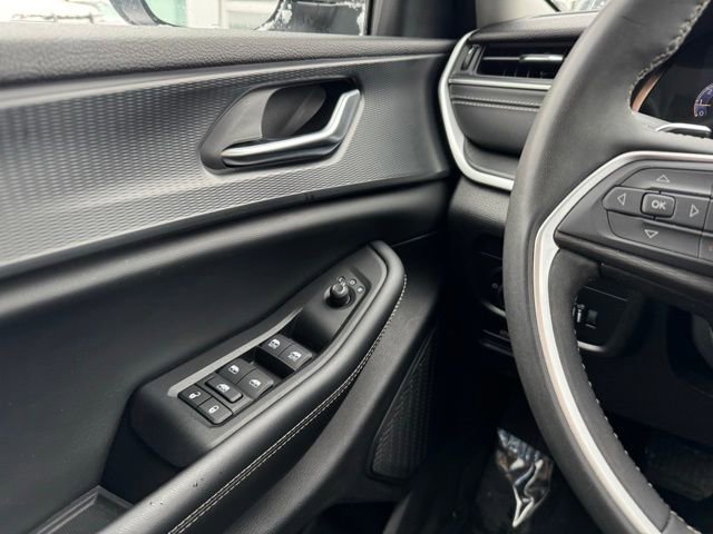 Used 2023 Jeep Grand Cherokee Laredo image 32