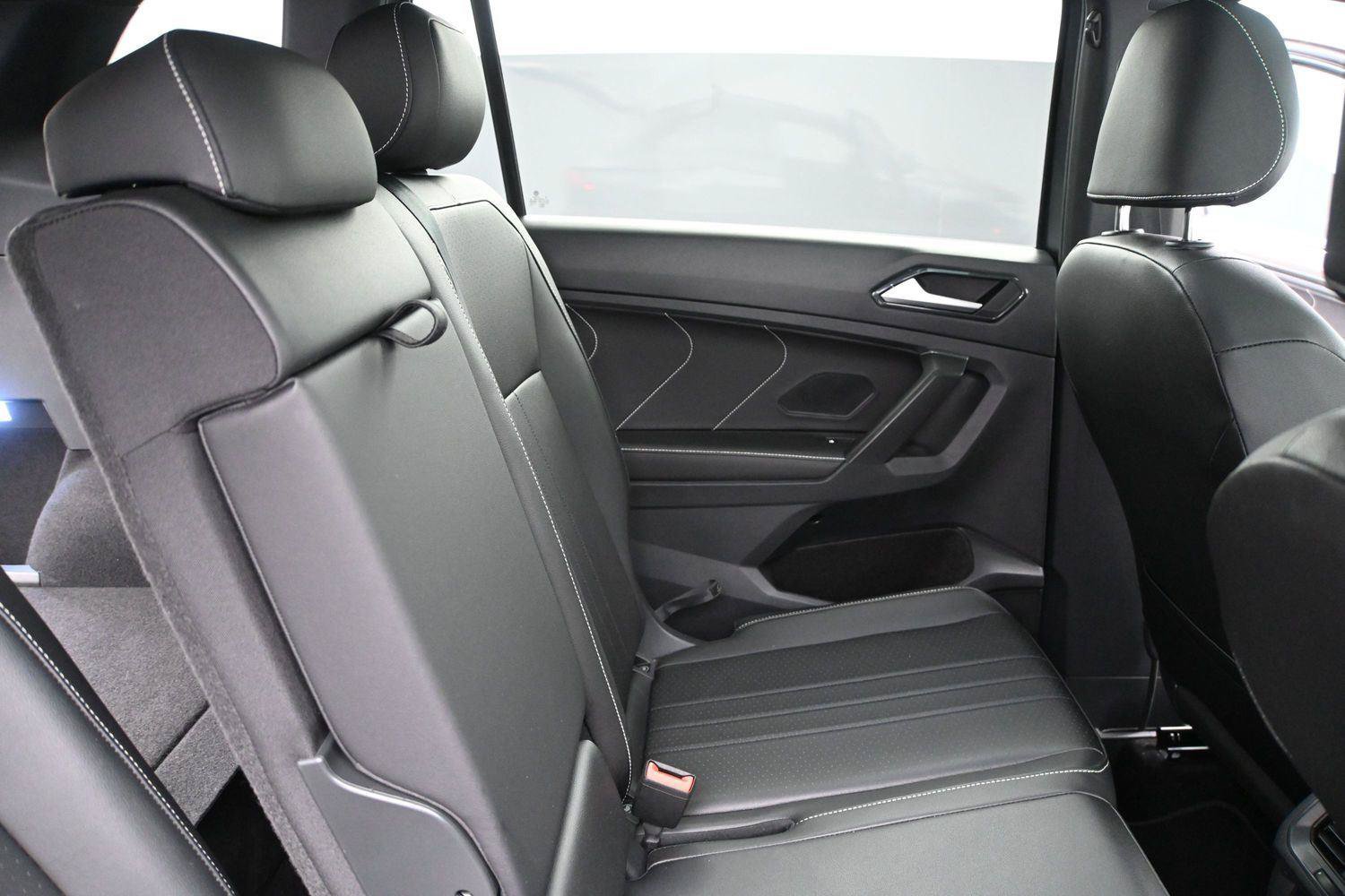 Certified 2023 Volkswagen Tiguan SE R-Line AWD/4WD image 19