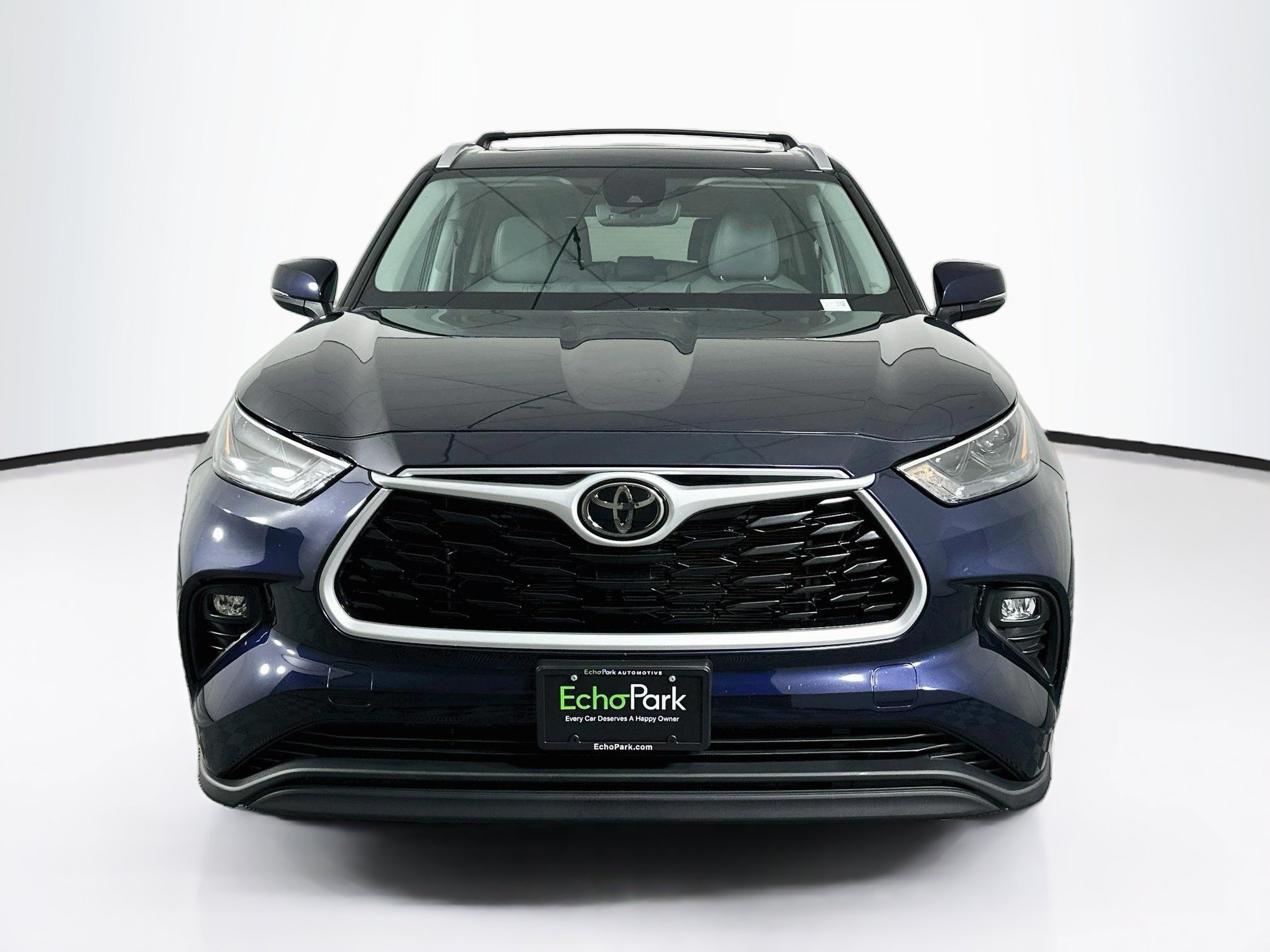 Used 2023 Toyota Highlander XLE FWD image 2