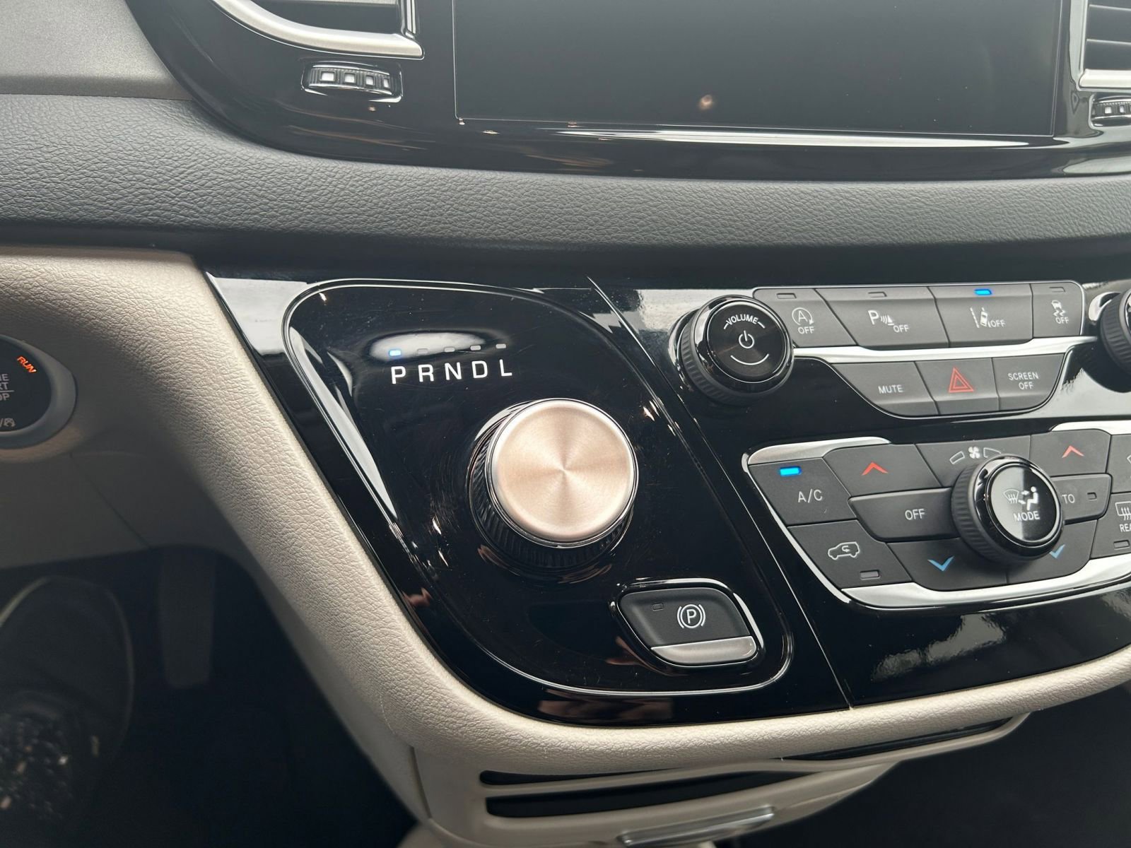 Used 2024 Chrysler Pacifica Touring-L image 43