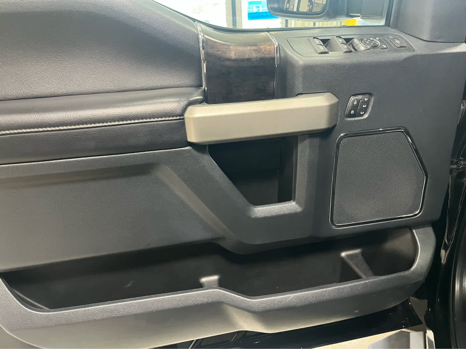 Used 2022 Ford F350 Lariat w/ Chrome Package image 17