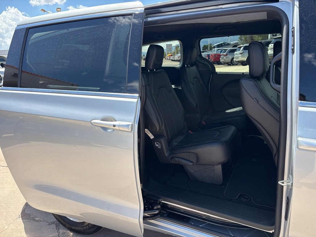 New 2026 Chrysler Voyager LX image 26