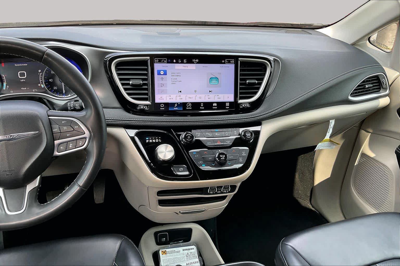 Used 2023 Chrysler Pacifica Touring-L FWD image 7