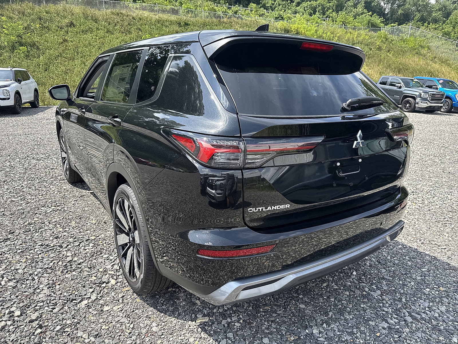 New 2025 Mitsubishi Outlander SE image 6