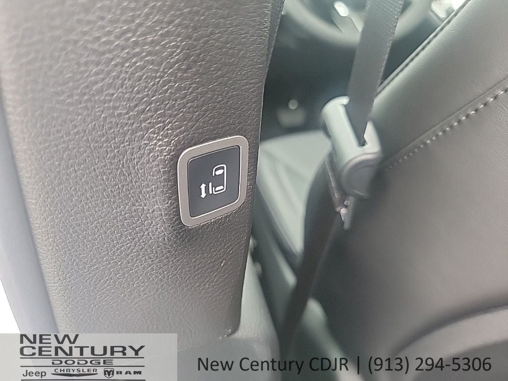 New 2027 Chrysler Pacifica Select FWD image 21