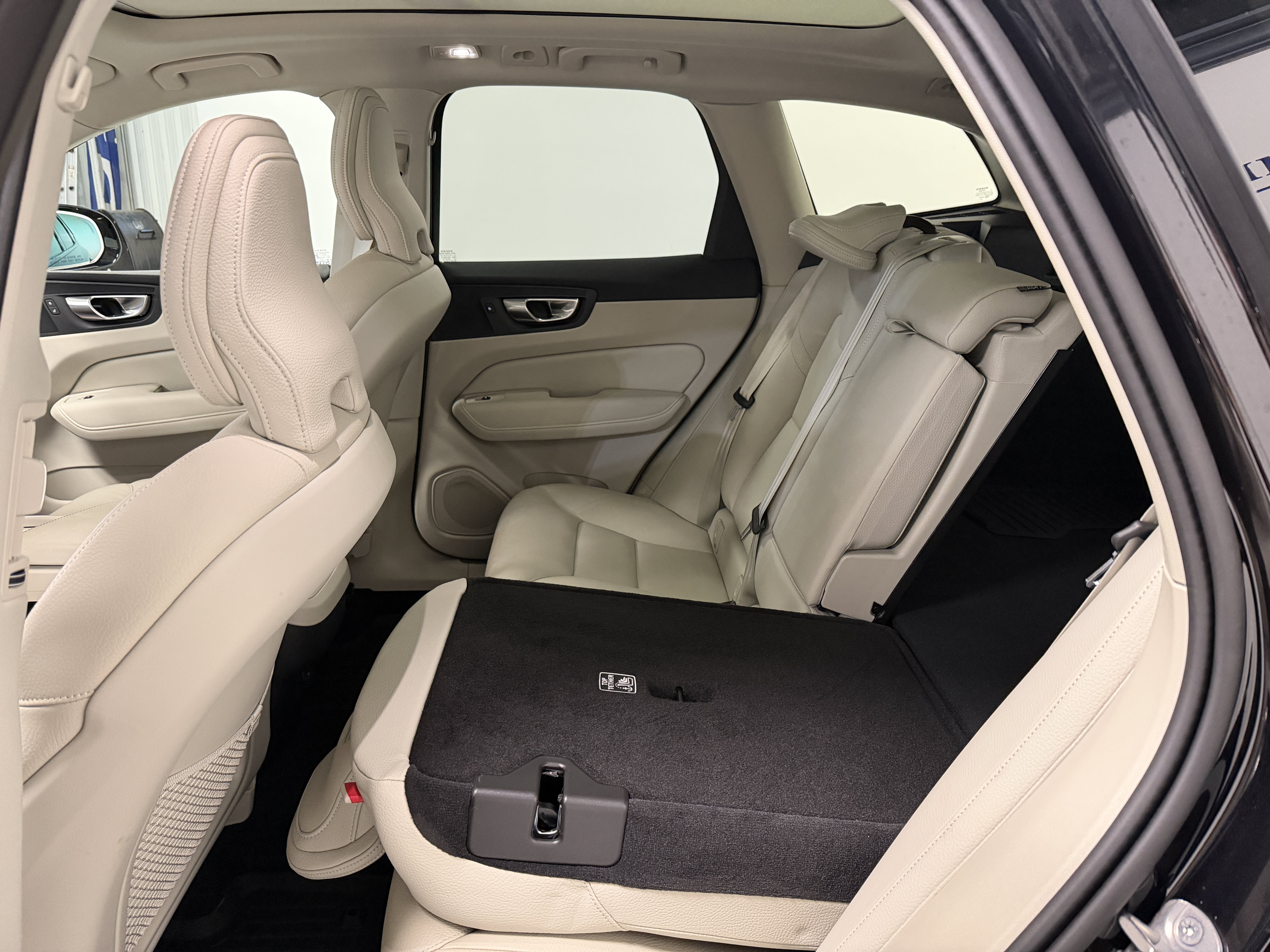 Used 2025 Volvo XC60 B5 Core w/ Protection Package Premier AWD/4WD image 23