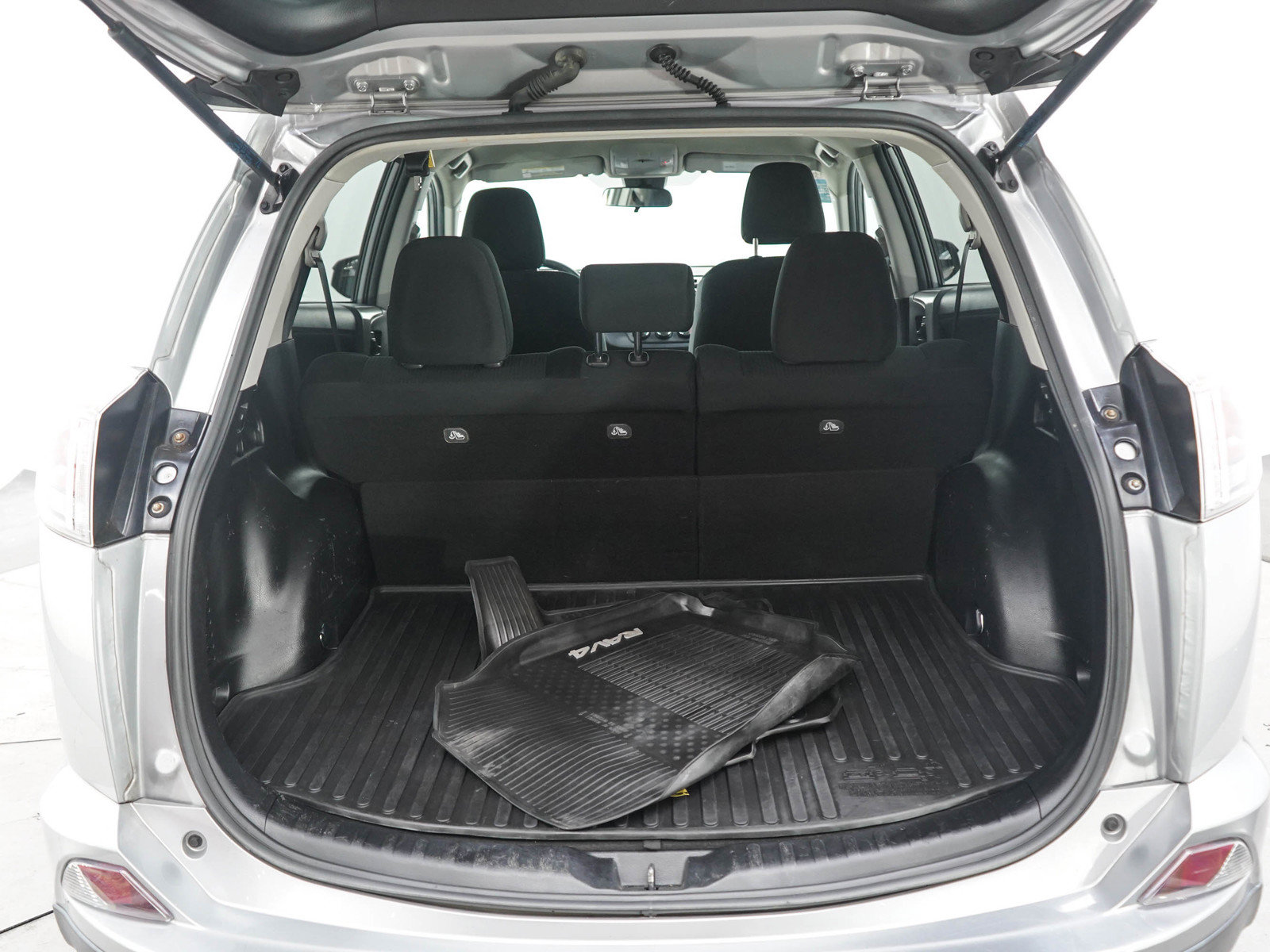Used 2018 Toyota RAV4 LE w/ All Weather Liner Package AWD/4WD image 16