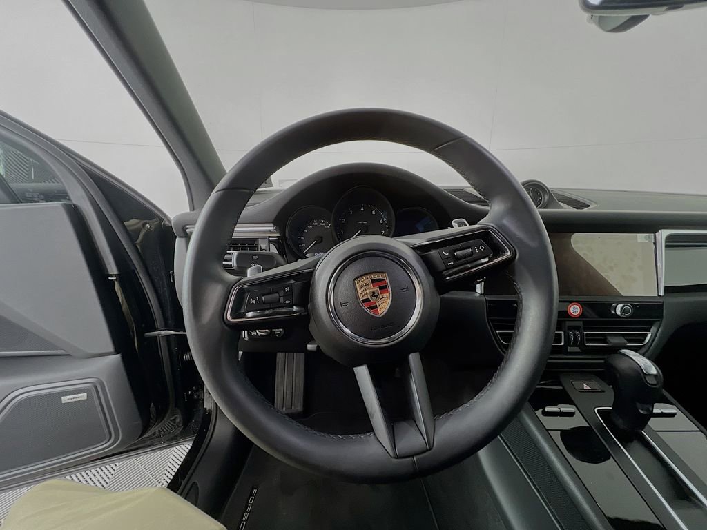 Certified 2025 Porsche Macan AWD/4WD image 12