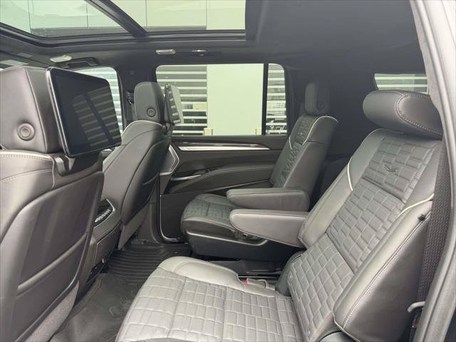 Used 2025 Cadillac Escalade ESV V AWD/4WD image 15