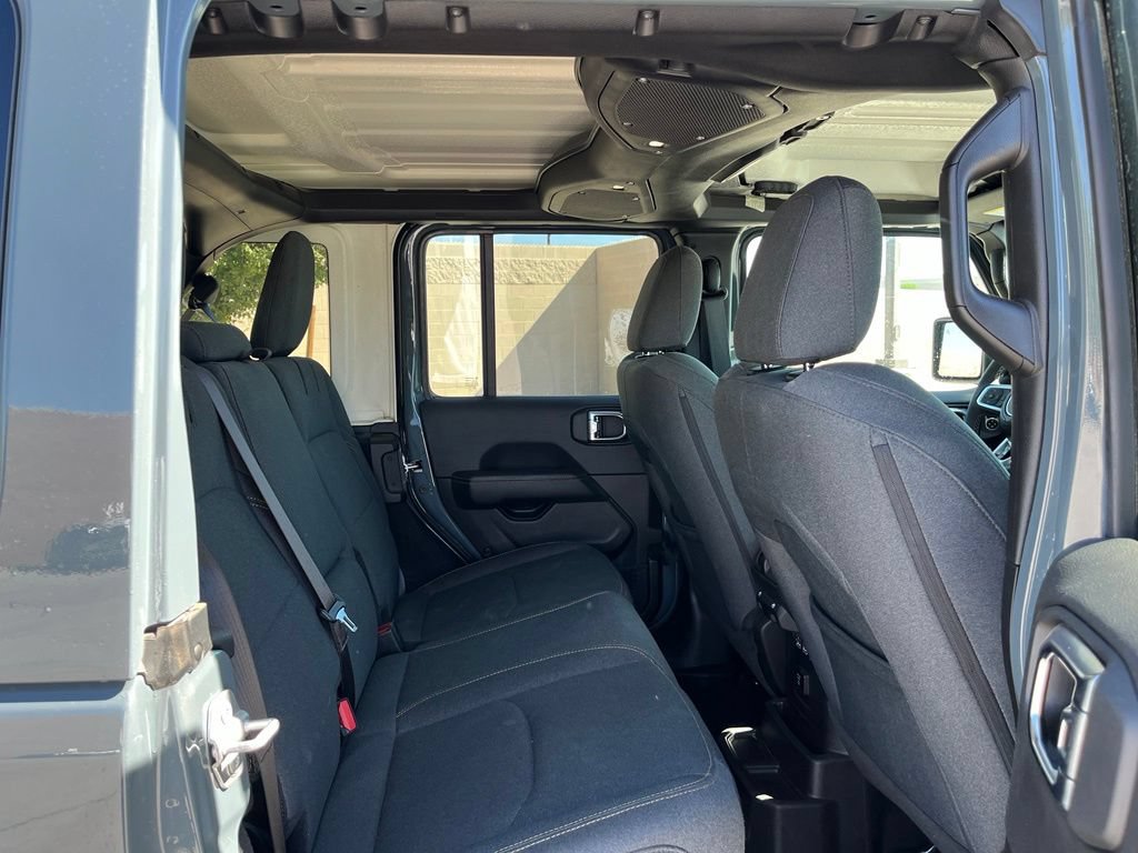 Used 2025 Jeep Wrangler Unlimited Sahara w/ Safety Group AWD/4WD image 18