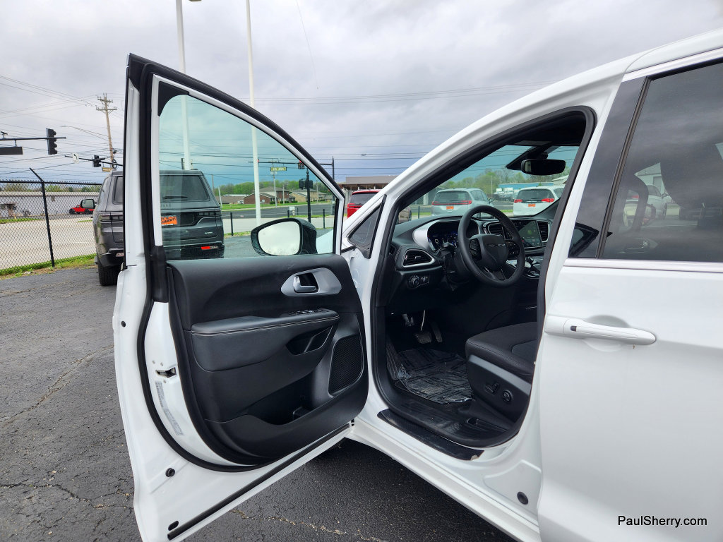 Used 2024 Chrysler Pacifica Touring FWD image 32
