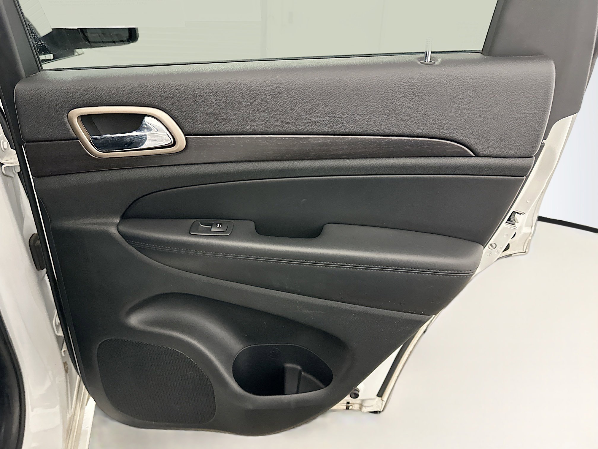 Used 2015 Jeep Grand Cherokee Altitude image 31