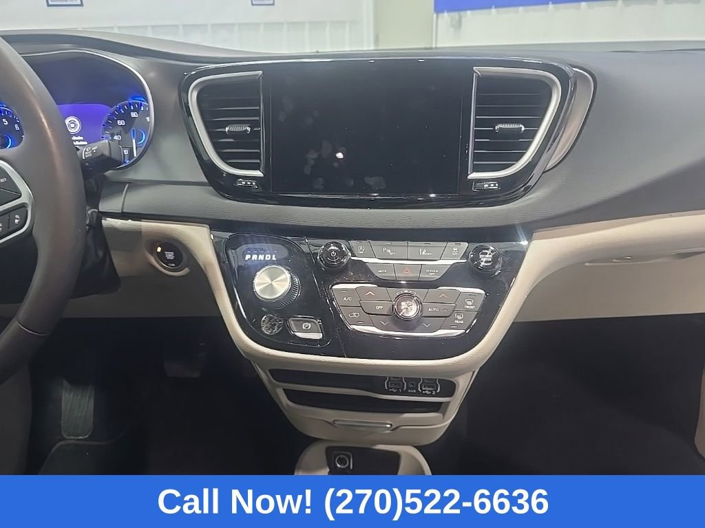 Used 2024 Chrysler Pacifica Touring-L image 30