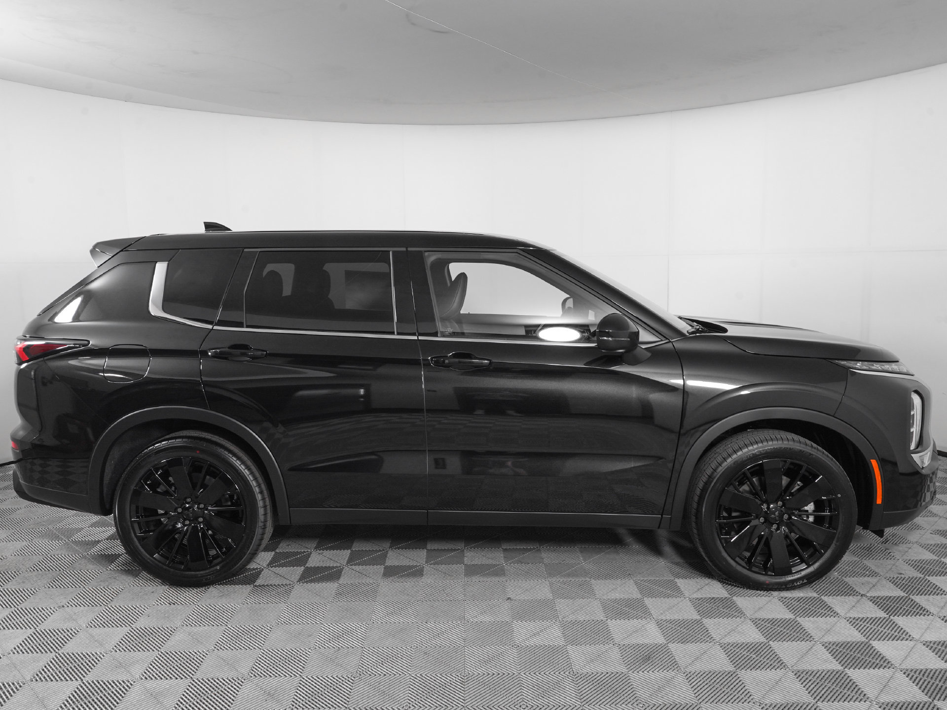 New 2026 Mitsubishi Outlander LE FWD image 5