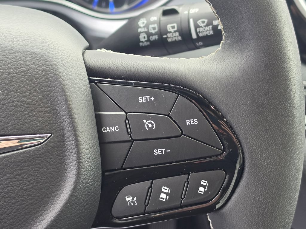 Used 2025 Chrysler Pacifica Limited AWD/4WD image 18