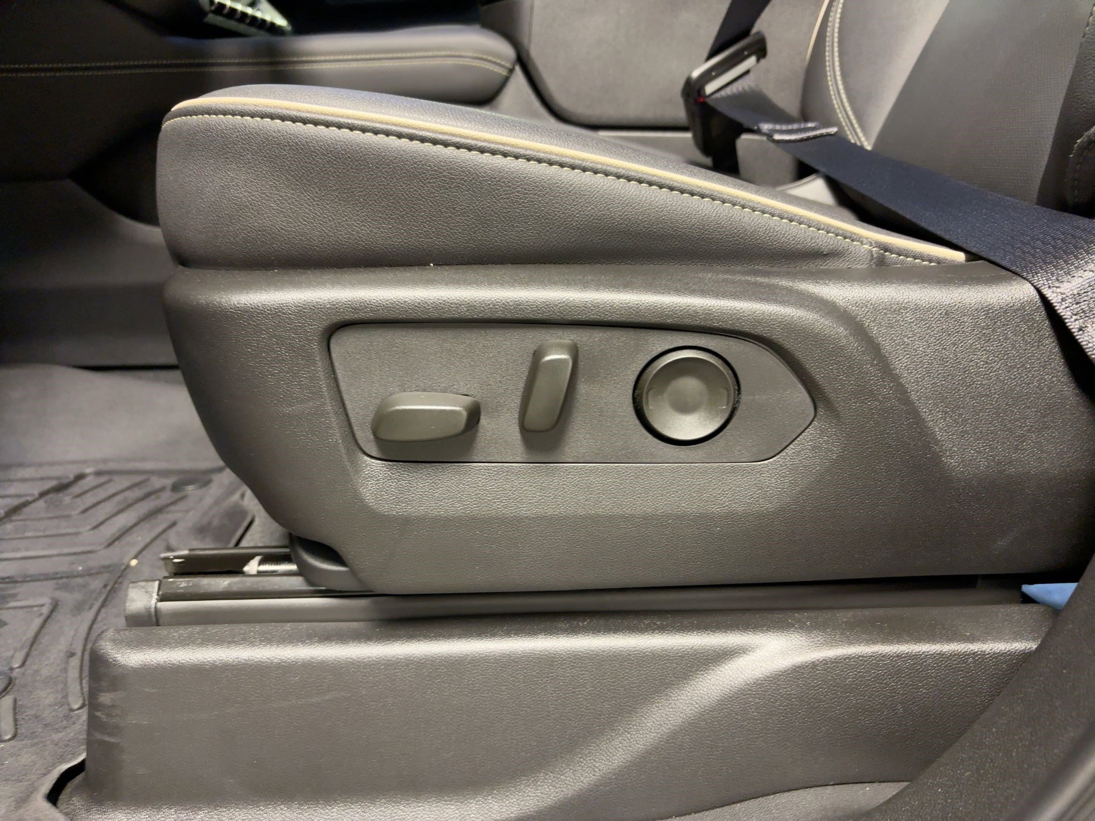 Used 2025 GMC Yukon Elevation image 12