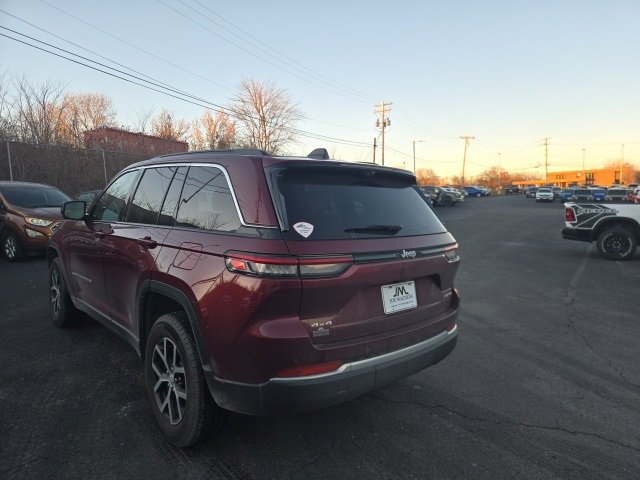 Used 2024 Jeep Grand Cherokee Limited w/ Luxury Tech Group II image 7