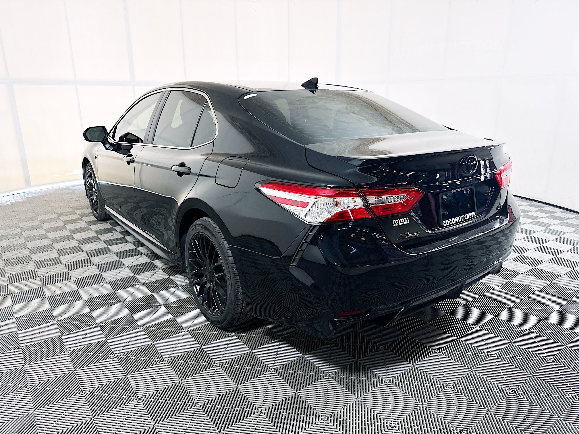 Used 2020 Toyota Camry SE FWD image 5