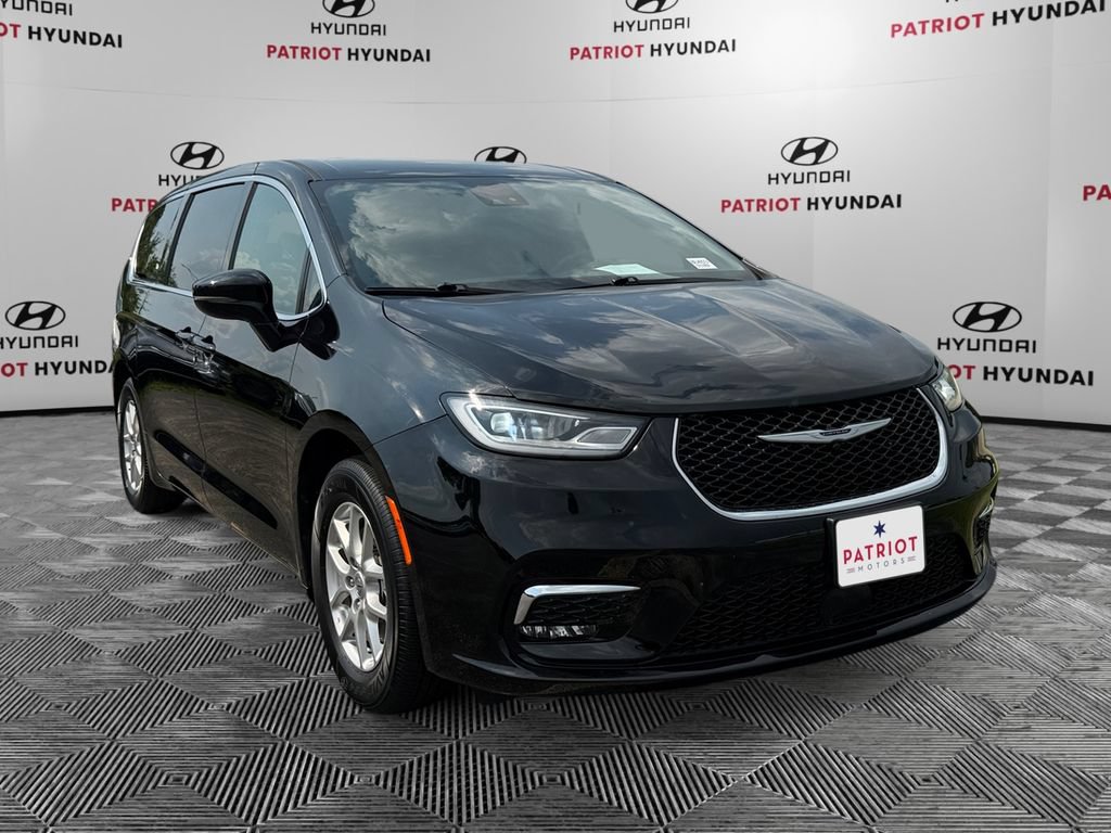 Used 2025 Chrysler Pacifica Select FWD 360° Tour
