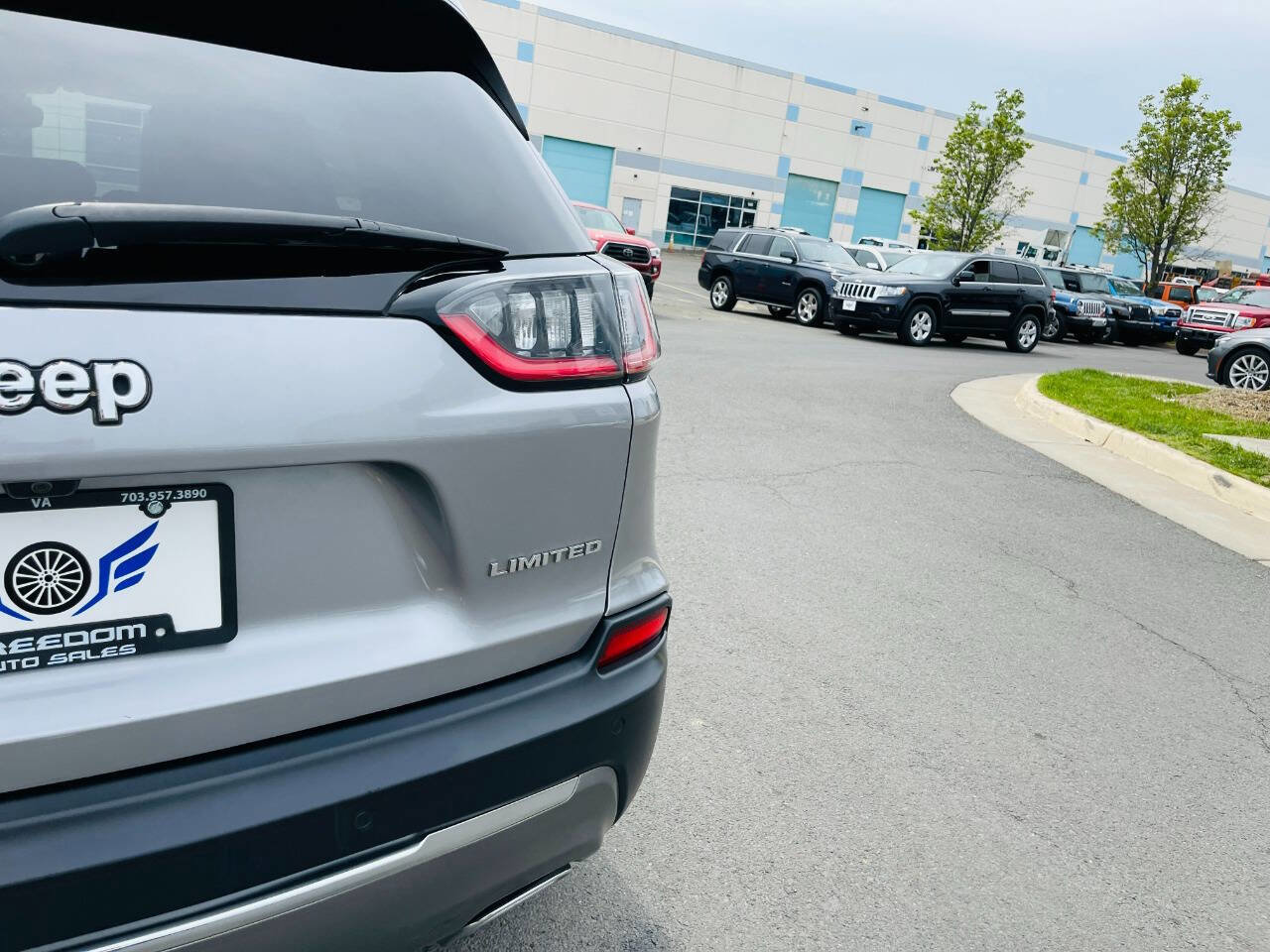 Used 2019 Jeep Cherokee Limited image 8