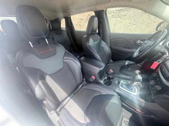 Used 2017 Jeep Cherokee Trailhawk AWD/4WD image 28