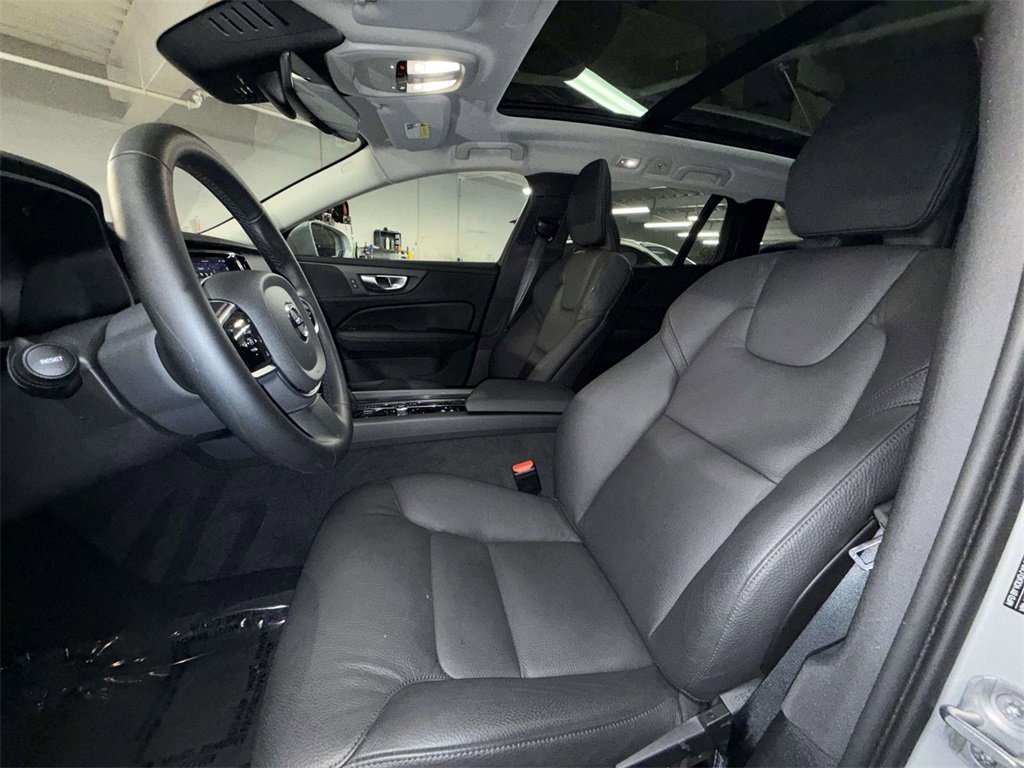 Used 2025 Volvo V60 B5 Cross Country Plus image 2